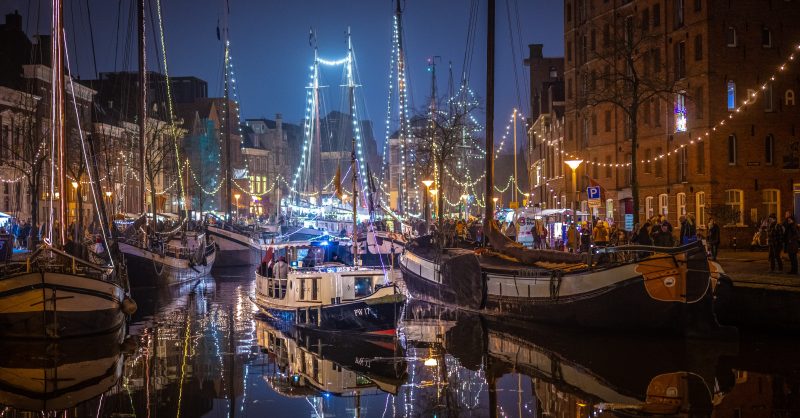 WinterWelVaart: verlichte historische schepen in het A-kwartier